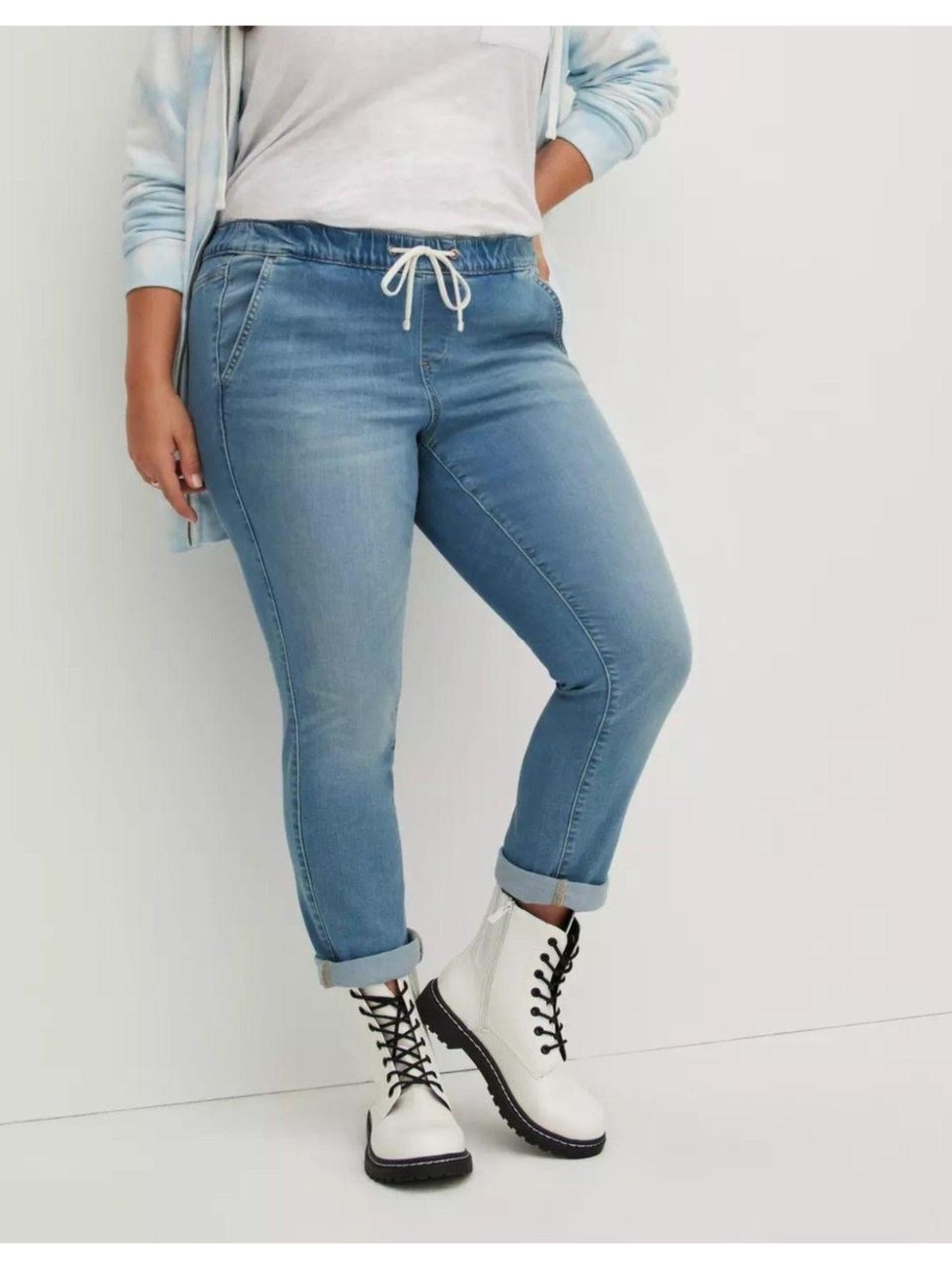 light wash Torrid pull-on bf jeans with a drawstring waist & cuffed hem Size 6
